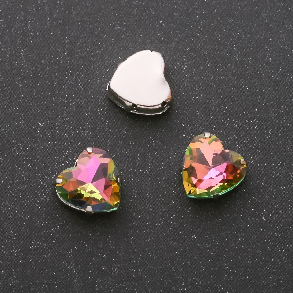 Cena za balení / 10 ks. Přišitelný krystal ve tvaru srdce 14 mm zeleno-malinový