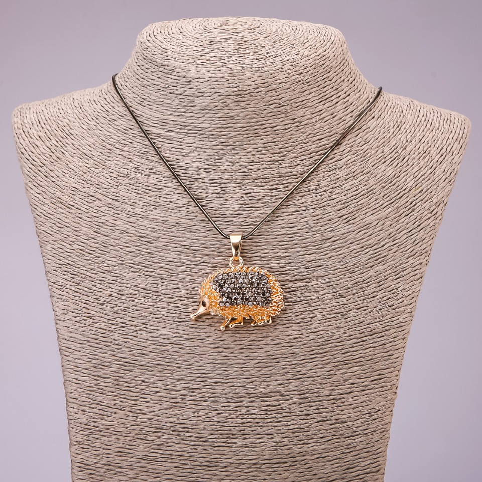 Přívěšek „Ježek“ s černými štrasami na dlouhém kovovém řetízku s povrchovou úpravou „černé zlato“, průměr 30×39 mm, délka 70 cm