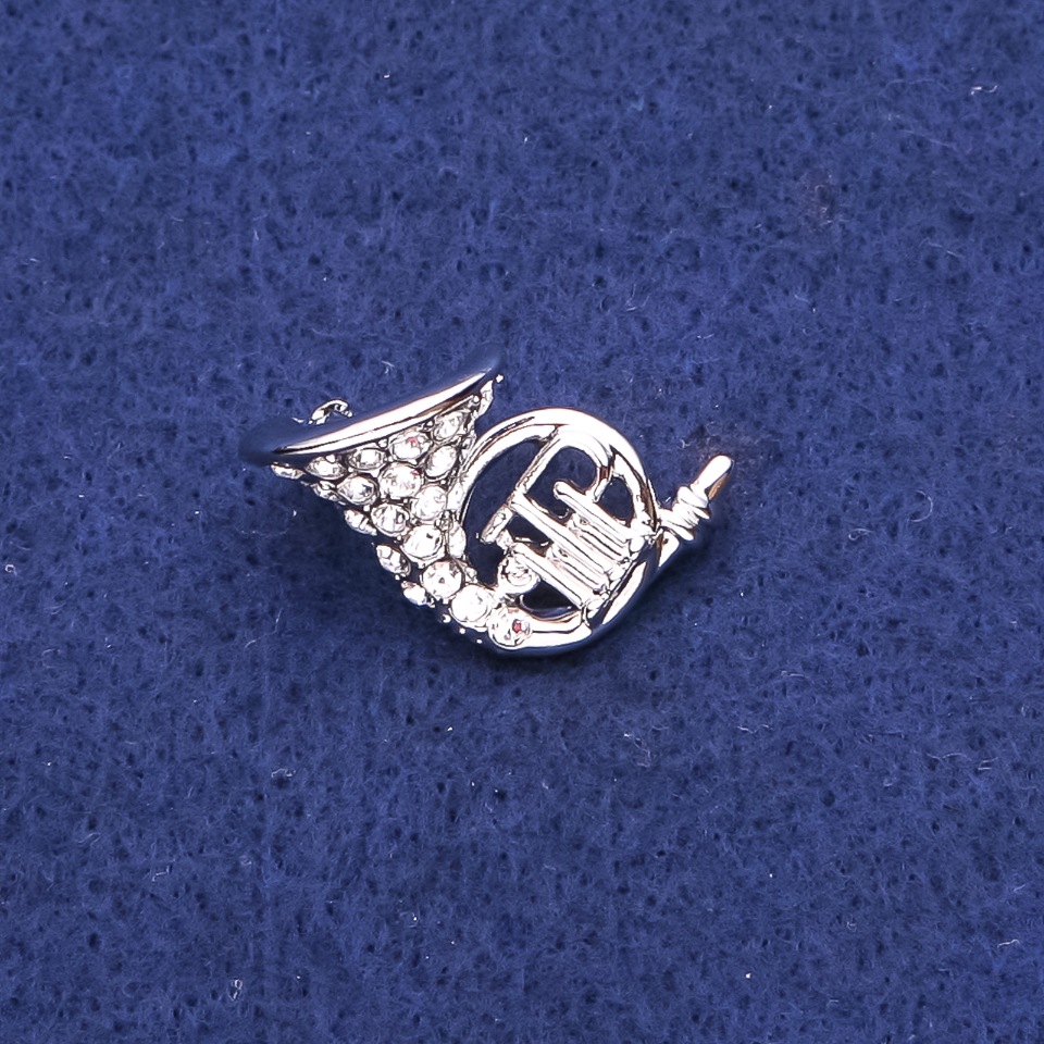 Brožka Francouzský roh se štrasami, stříbrný kov, 16×27 mm