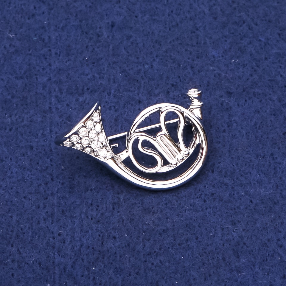 Brožka francouzský roh se štrasami, kov se stříbrným odstínem, 25 × 35 mm