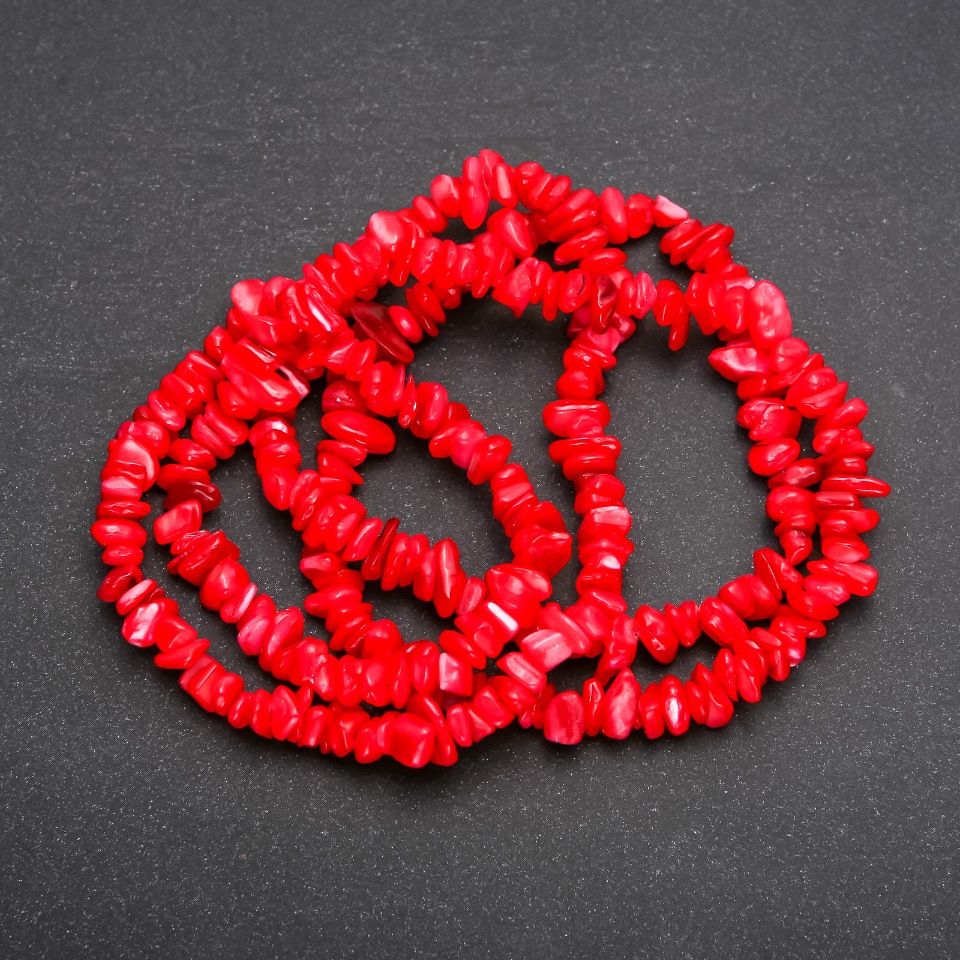 Tonované perleťové korálky na niti, drobné, průměr 5–10×2–4 mm, délka 80 cm