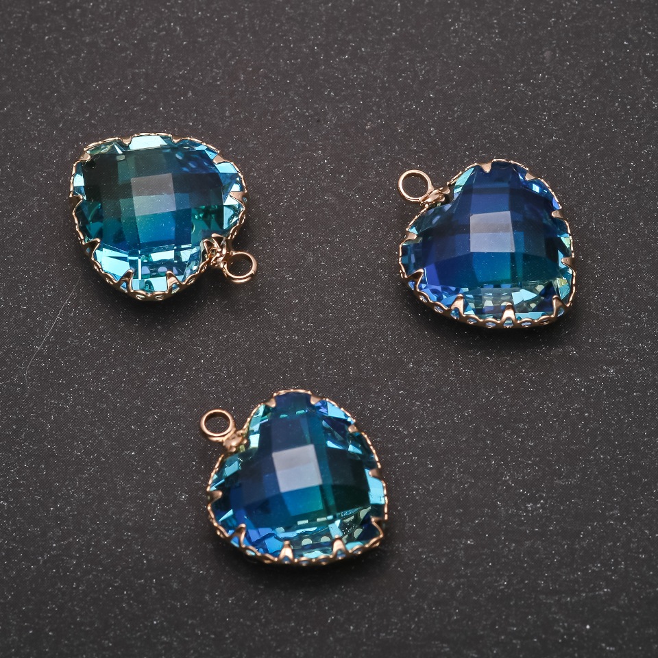 Přívěsek „Srdce“ modro-žluté barvy, zlatá úprava 16×20 mm