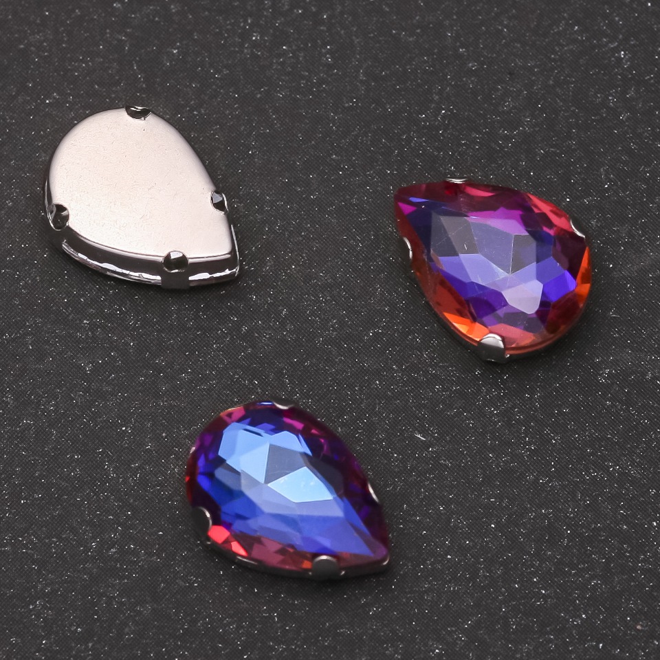 Cena za balení / 10 ks šitý krystal ve tvaru kapky 10×14 mm modro-malinový