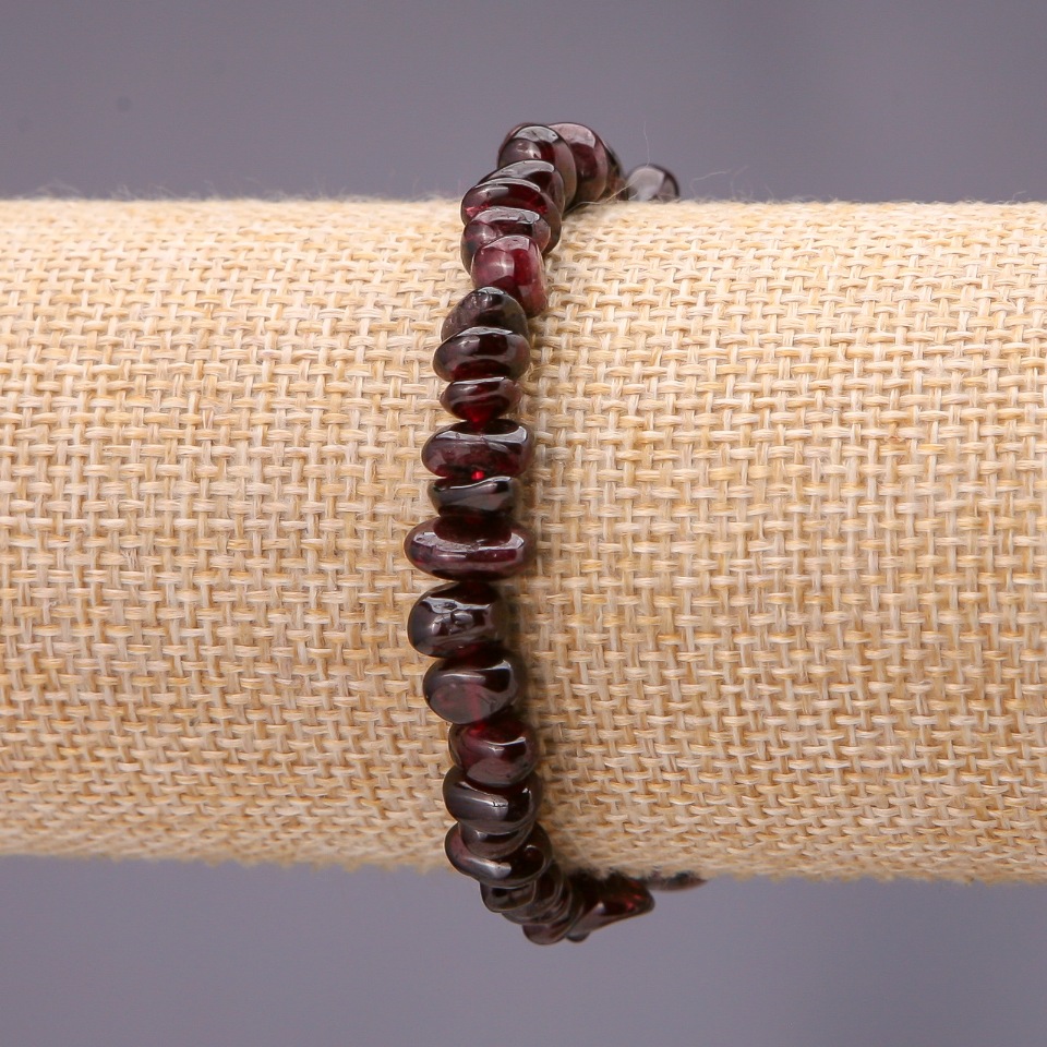 Náramek z přírodních kamenů – granátové drobky, průměr cca 7 mm na gumičce, délka 18 cm