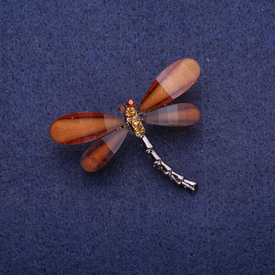 Brož vážka s hnědými krystaly, stříbrný kov 32×43 mm