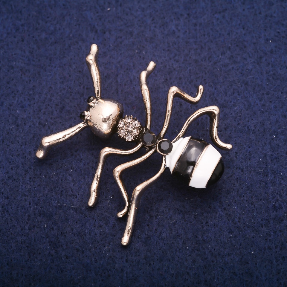 Brož Mravenec se smaltem a krystaly, zlatavý kov 44×45 mm