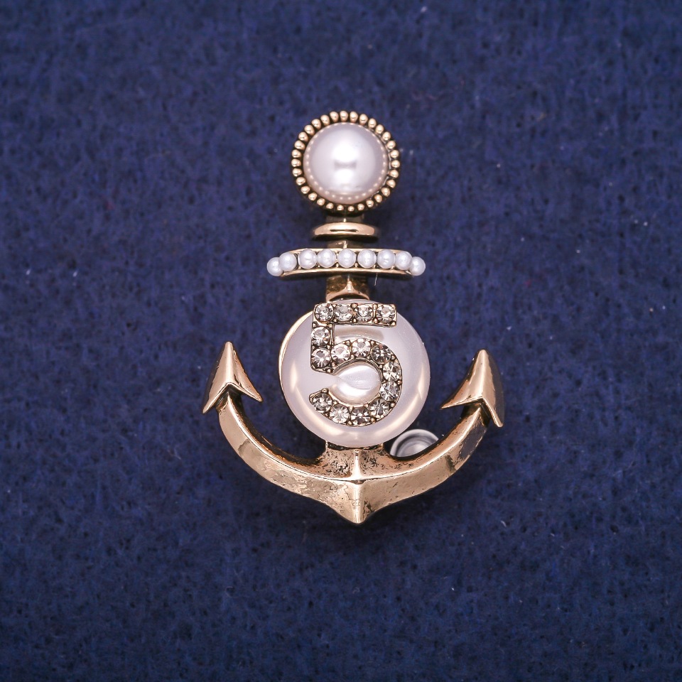 Výprodej: Brož «Kotva» s korálky a krystaly, zlatý kov 28×39 mm