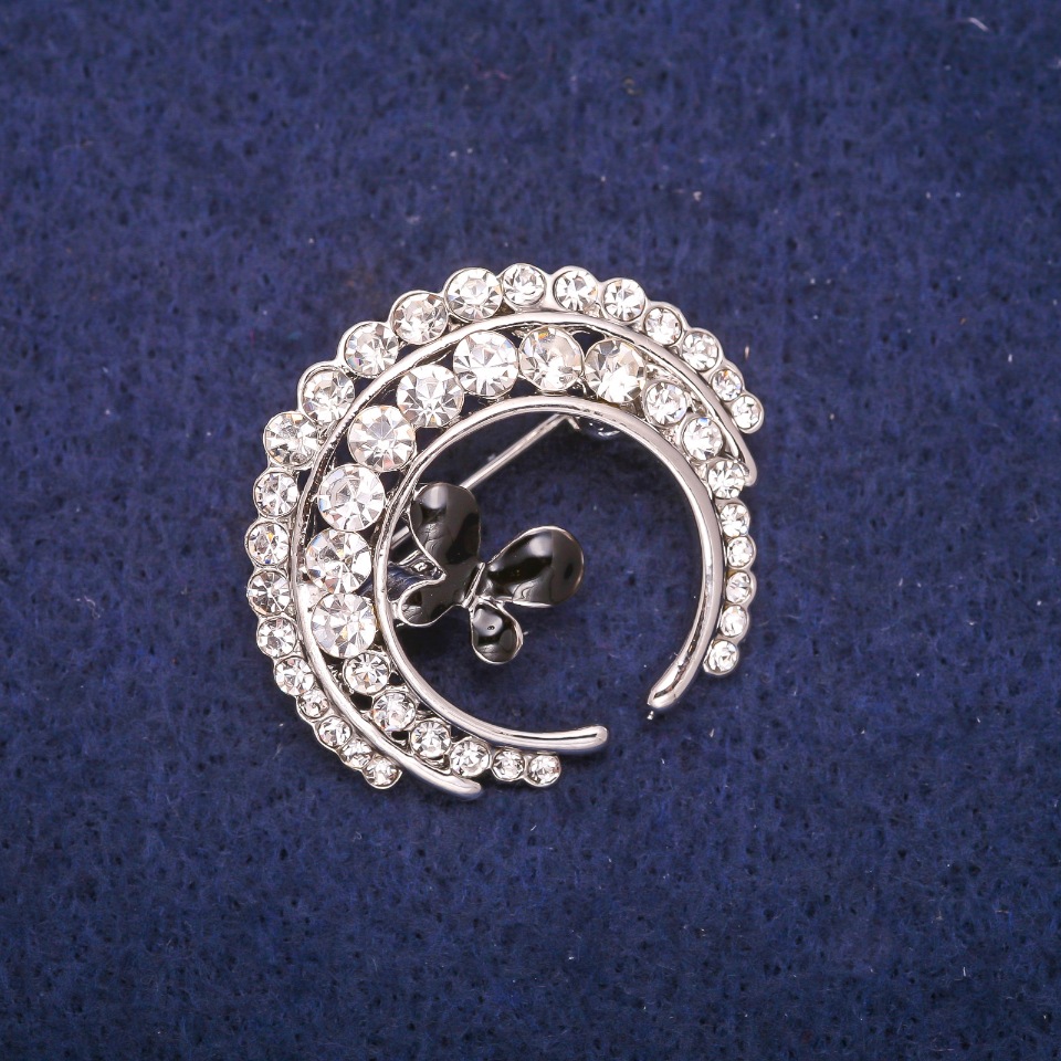 Brož ve tvaru motýla s černým smaltem a bílými štrasami, stříbrný kov 32 × 34 mm