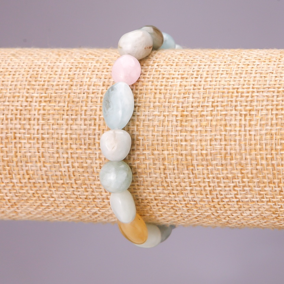 Náramek z přírodního Morganitu, pružný, broušené korálky, průměr 8×10 mm, obvod 18 cm