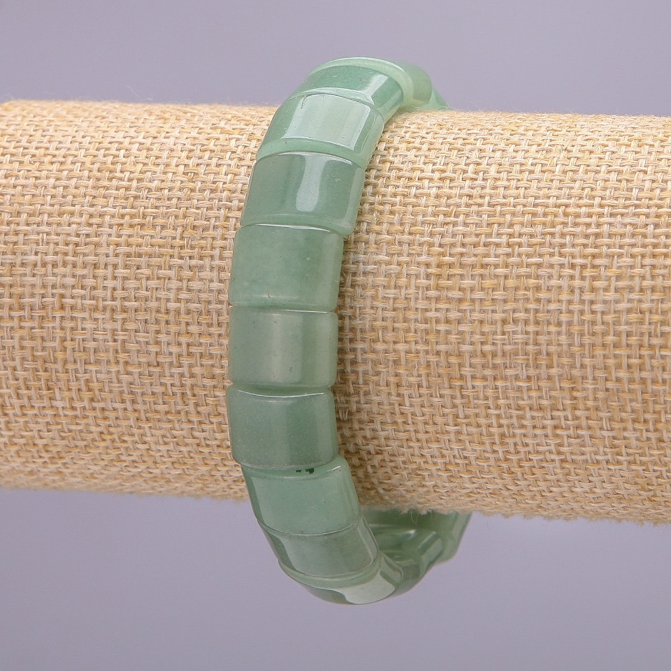 Náramek z nefritu, články o průměru 10 mm a velikosti 5×15 mm, délka 19 cm