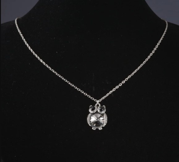 Přívěšek na řetízek Sova se šedým krystalem, délka řetízku 52 cm, průměr 2,5 cm