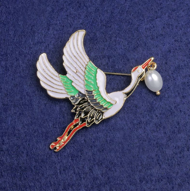 Brož Čáp smaltovaný zlatým kovem 50×33 mm