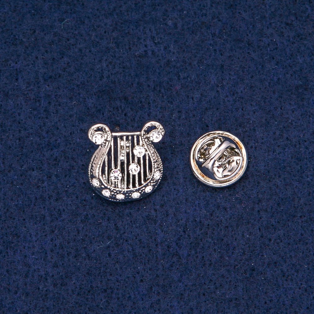 Brož Líra s bílými štrasami, stříbrný kov 17×15 mm +