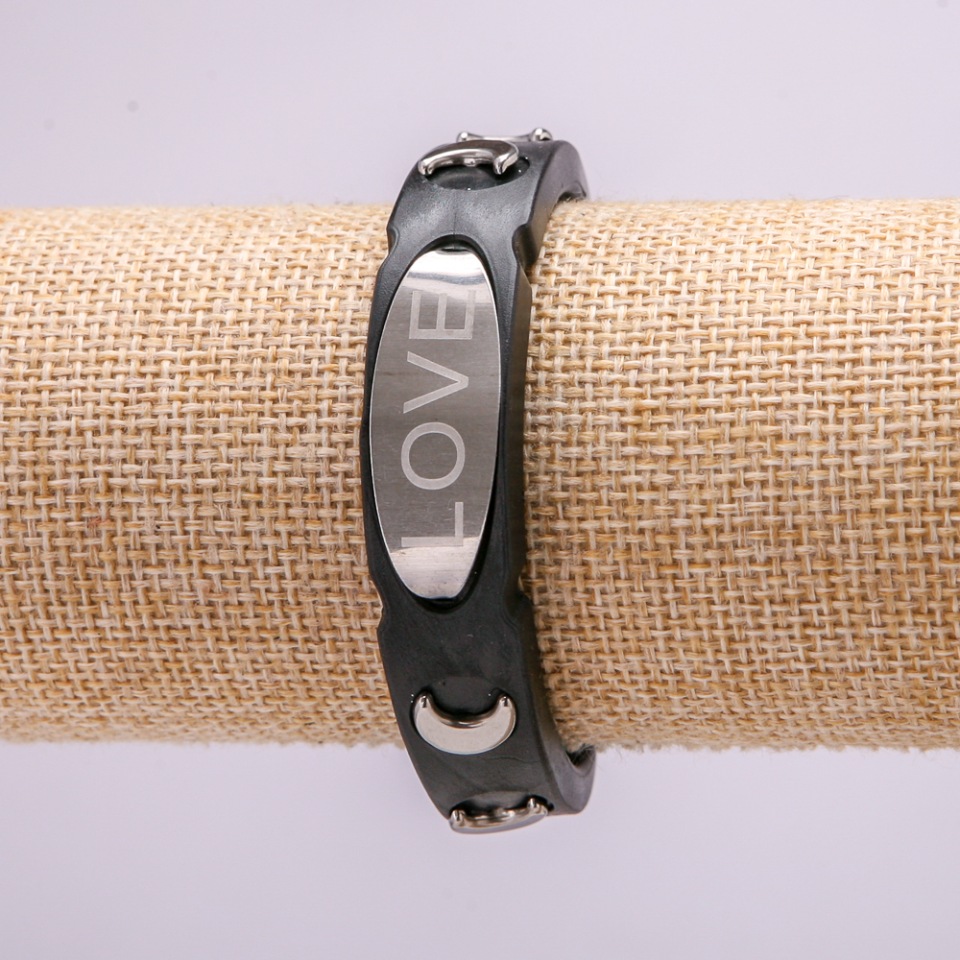 Náramek s kovovými prvky, délka 21 cm, tloušťka 15 mm, kaučuk, černá barva, na zapínání