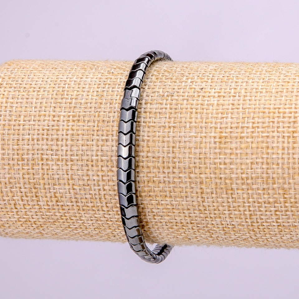 Náramek na gumičce z hematitu ve tvaru zig-zagu, rozměry 5×4×3 mm, délka 18 cm