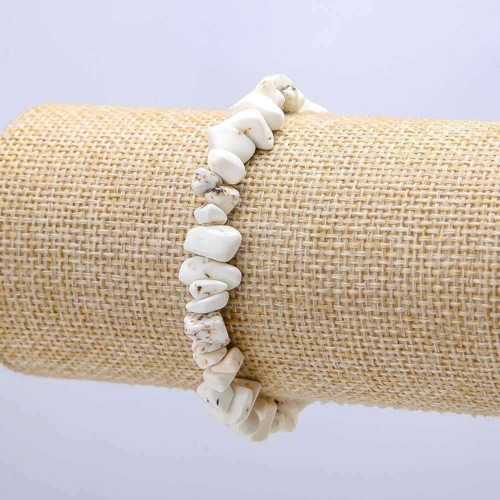 Náramek z howlitového kamene, kuličky o průměru cca 7 mm, obvod 18 cm