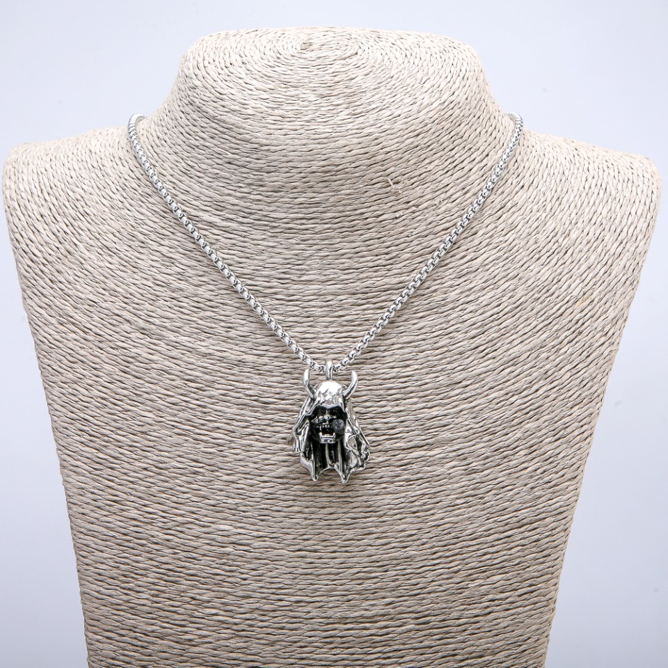 Přívěšek „Démon“ 35×24 mm na řetízku, délka 70 cm, stříbrný kov