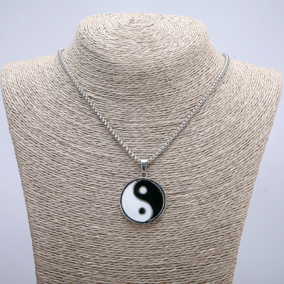 Přívěšek Yin Yang 43×30 mm na řetízku, délka 70 cm ± stříbrný kov