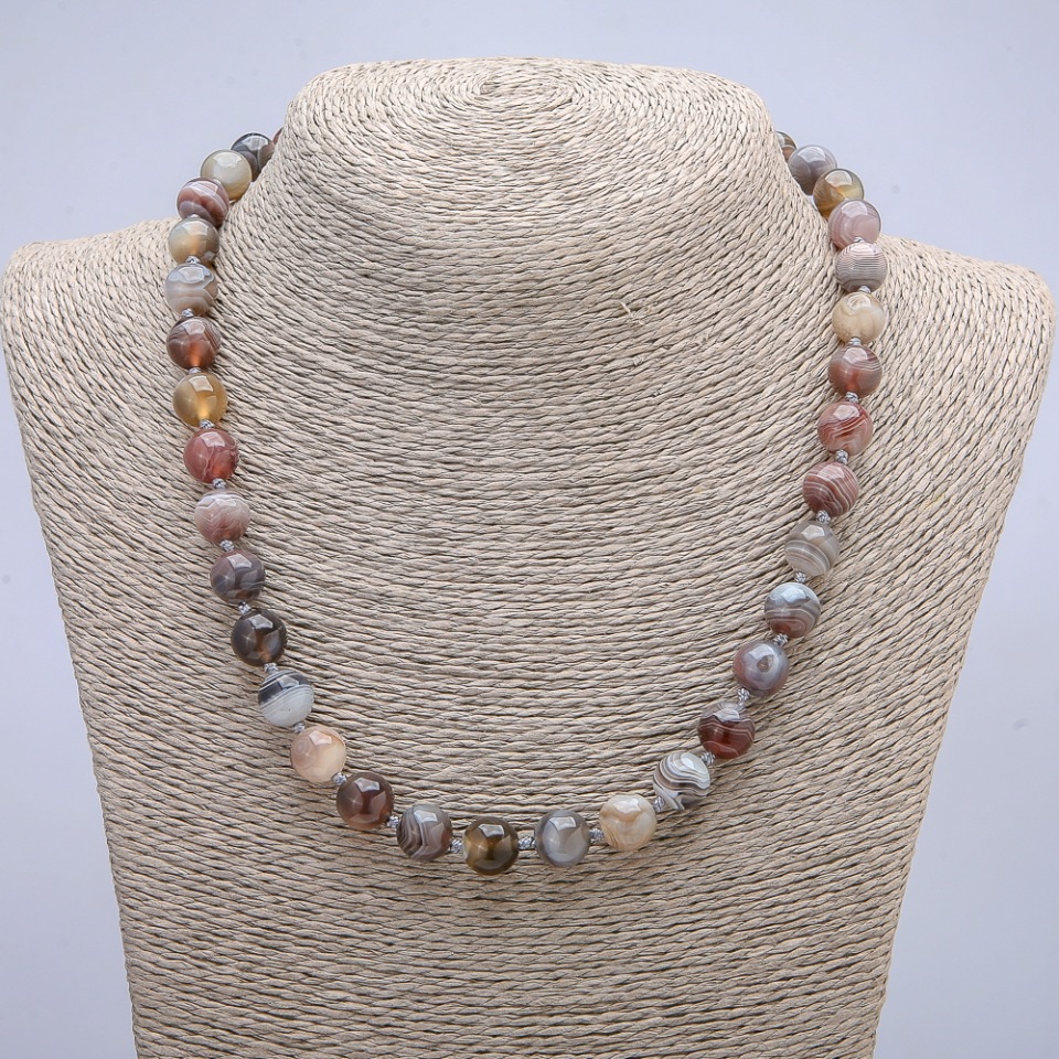 Náhrdelník z agátu Botswana – hladké kuličky, průměr 10 mm, délka 45 cm +