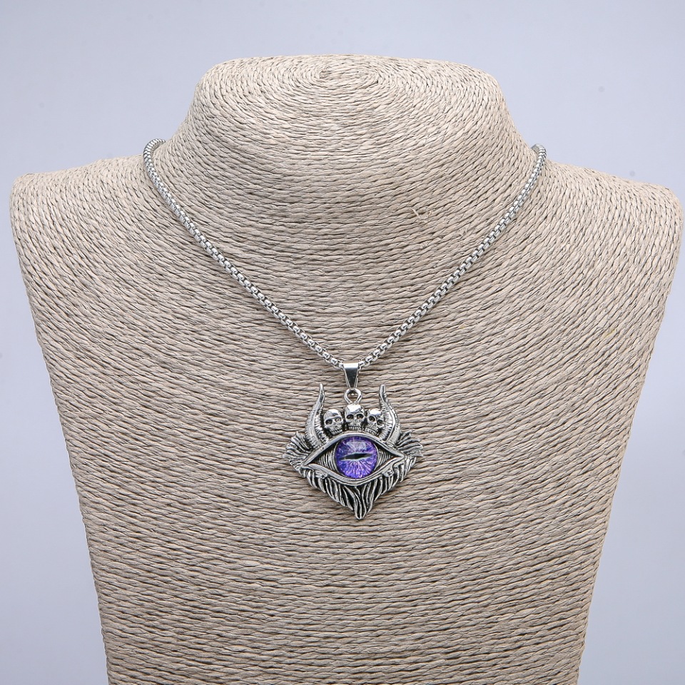 Přívěšek „Oko démona“ 45×40 mm na řetízku, délka cca 70 cm, stříbrný kov