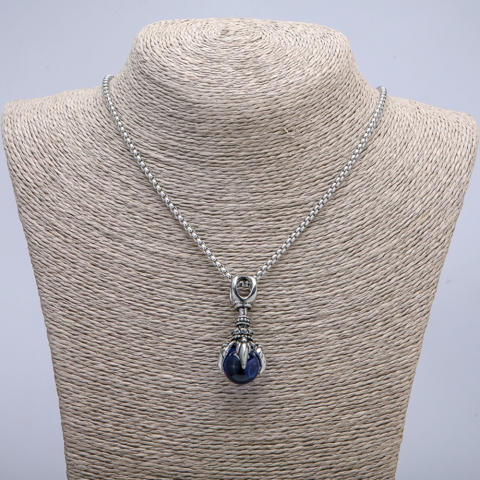 Přívěšek 'Tlapa se sférou' 45×20 mm na řetízku, délka cca 70 cm, stříbrný kov