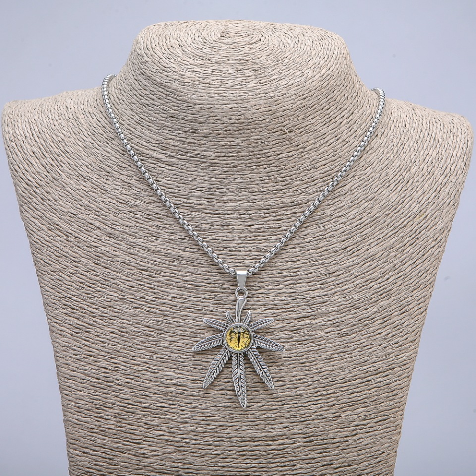 Přívěšek List konopí s drakovým okem, 38×55 mm, na řetízku, délka 65 cm, barva kovu: stříbrná