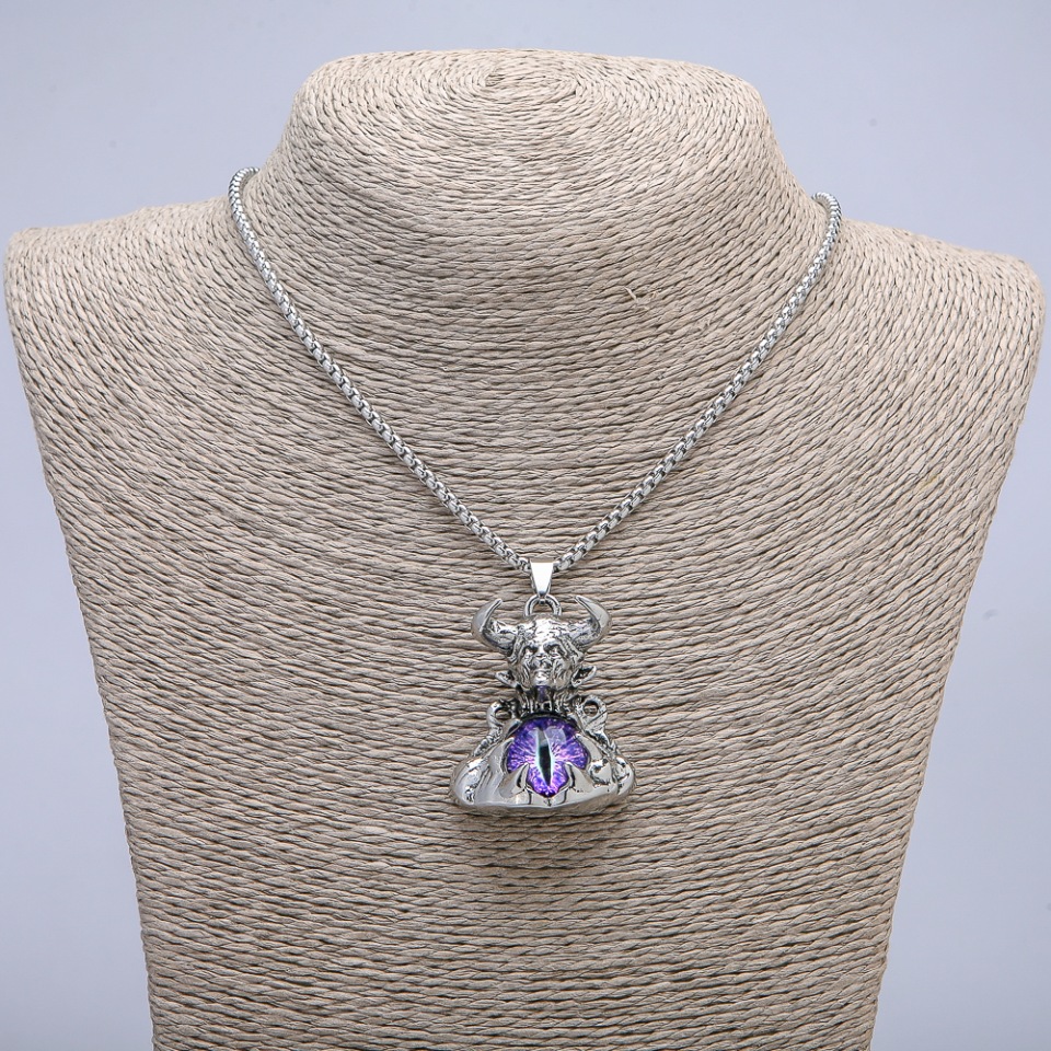 Přívěšek „Démon s okem draka“ 45×30 mm na řetízku, délka cca 70 cm, stříbrný kov