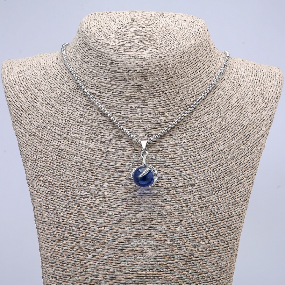 Přívěšek „Koule v tlapě“ 35×17 mm na řetízku, délka 70 cm, stříbrný kov