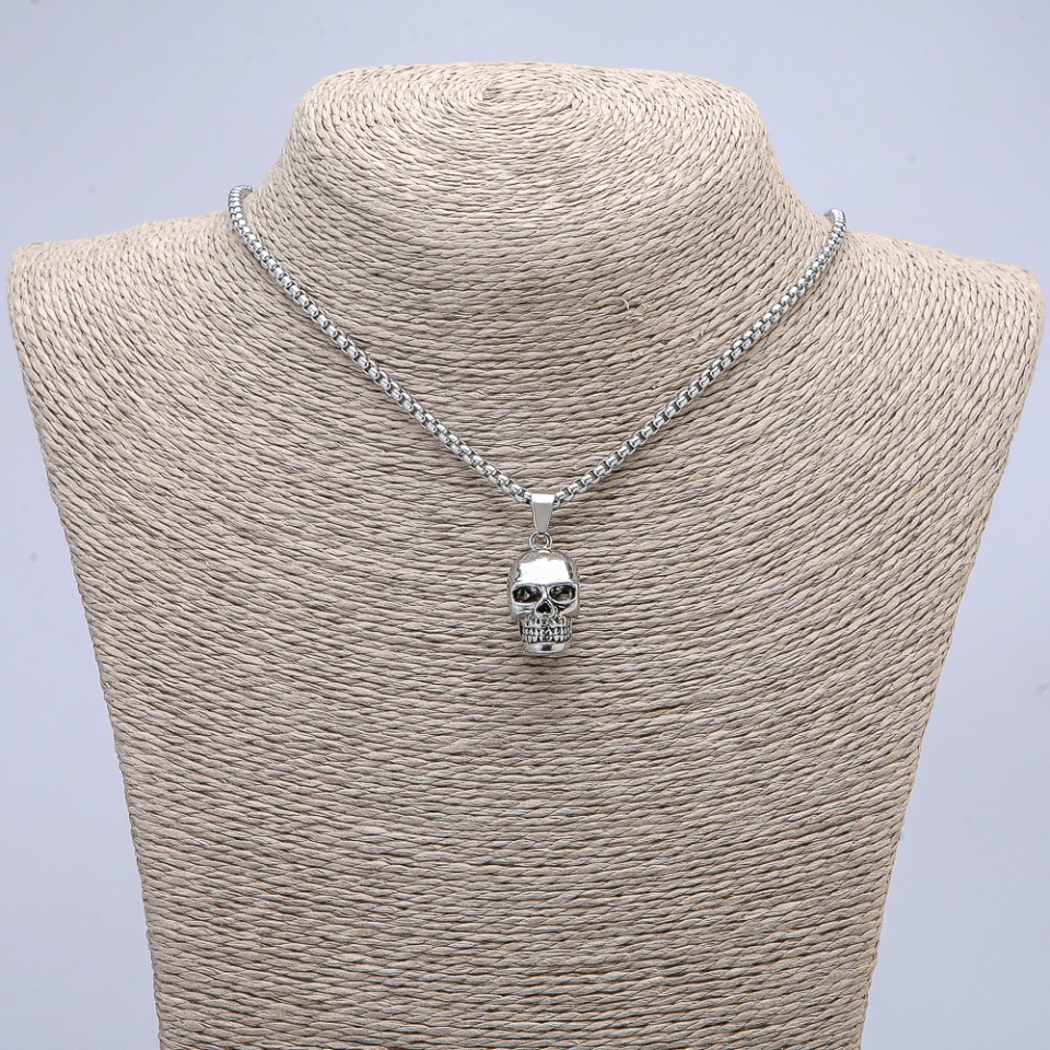 Přívěšek Lebka, 25 × 10 mm, na řetízku, délka 65 cm, barva kovu stříbrná