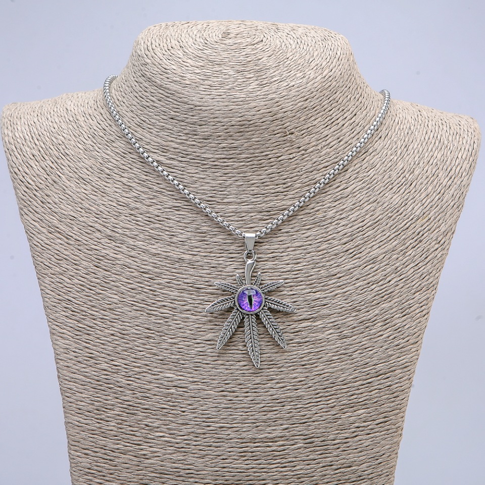 Přívěšek „List konopí se dračím okem“ 38×55 mm na řetízku, délka 65 cm, barva stříbrná