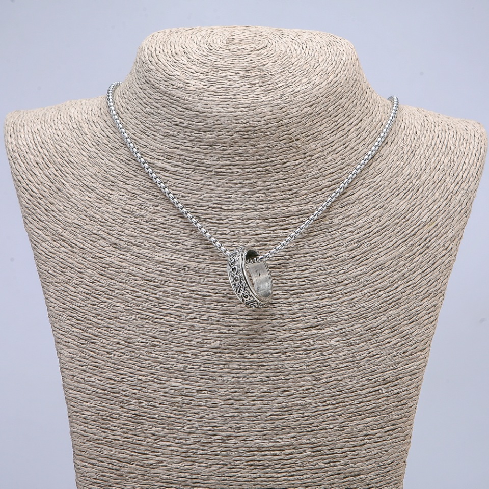 Přívěšek ve tvaru prstenu 24×8 mm na řetízku, délka 70 cm ± stříbrný kov