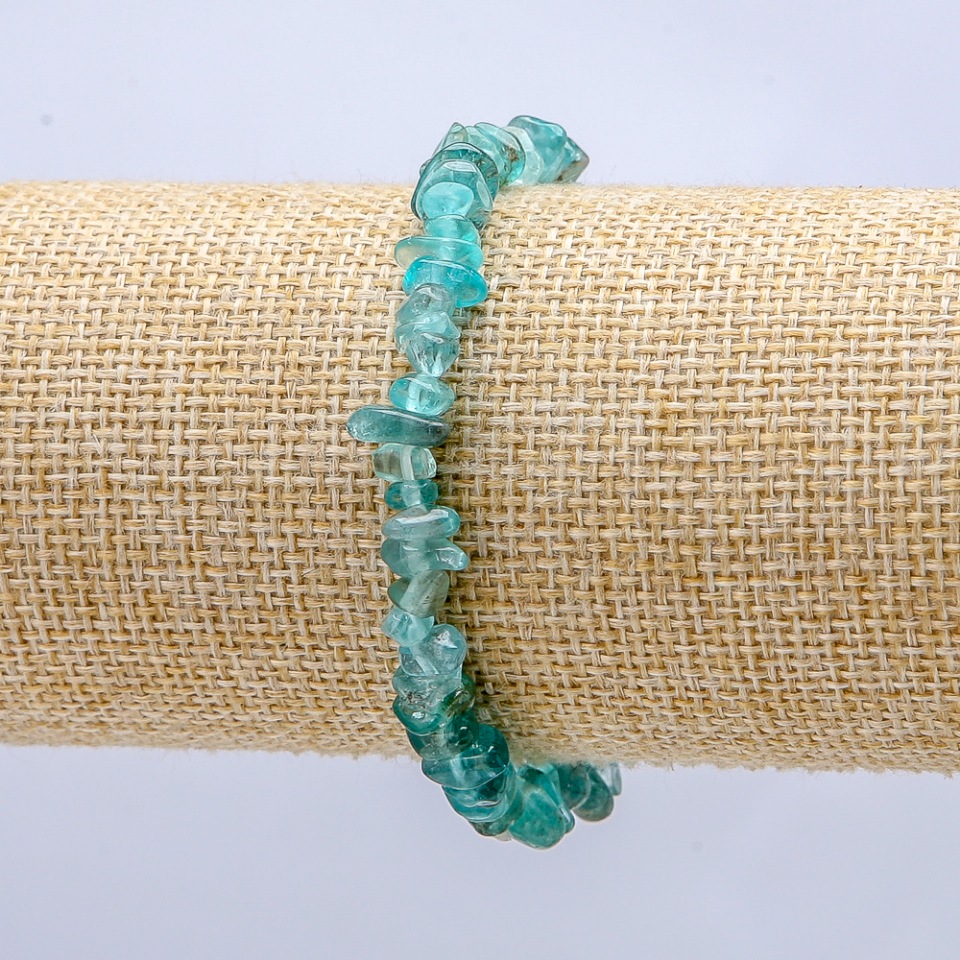 Náramek na gumičce z tonovaného horského křišťálu, drobné granule, průměr 7×3 mm+