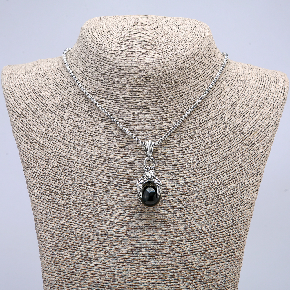 Přívěšek «Tlapa s koulí» 45×15 mm na řetízku, délka 70 cm, stříbrný kov