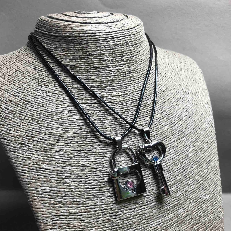 Párové přívěsky Klíč a Zámek, stříbrný kov, modré a růžové štrasové kamínky 45×30 mm + -, délka 45–50 cm