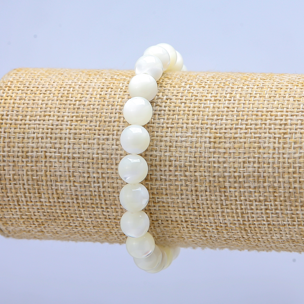 Náramek na gumičce z bílé perleti, hladká kulička, průměr 9 mm ±, délka 18 cm