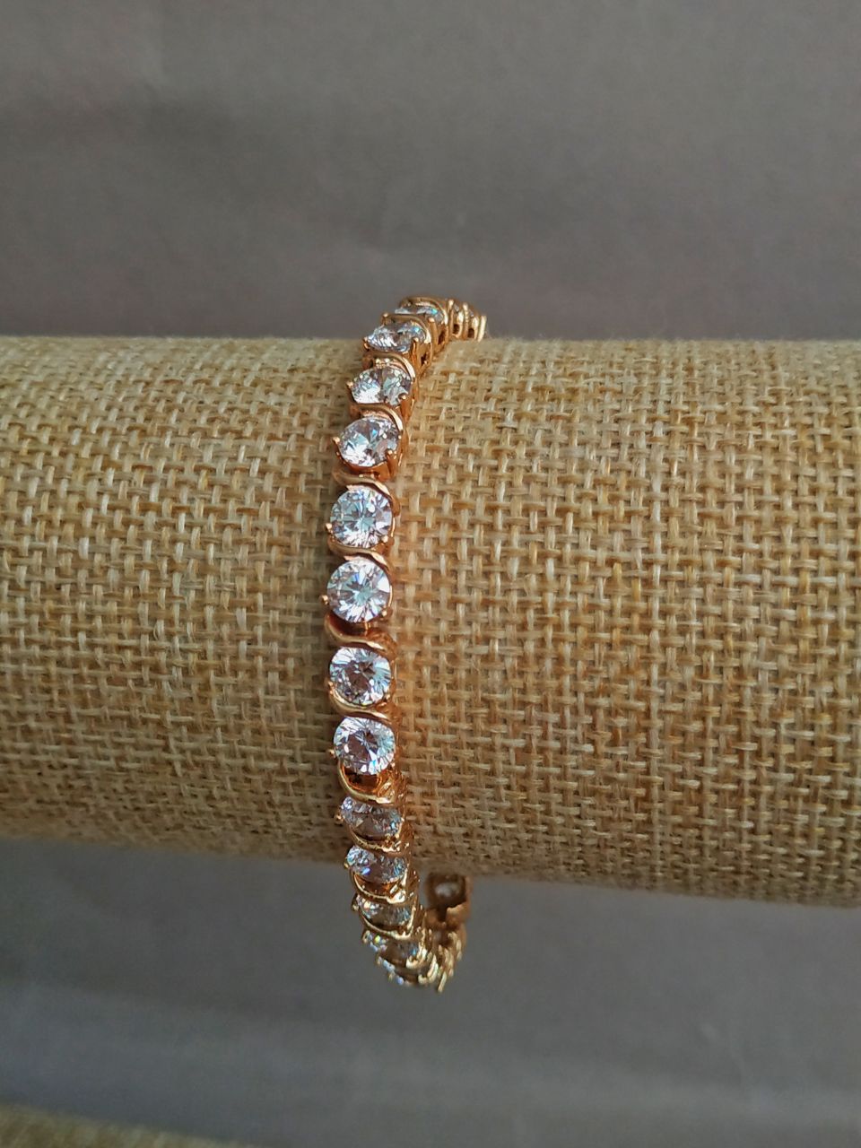 Náramek Xuping pozlacený 18K se bílými štrasovými kamínky, délka 18 cm, tloušťka 6 mm +