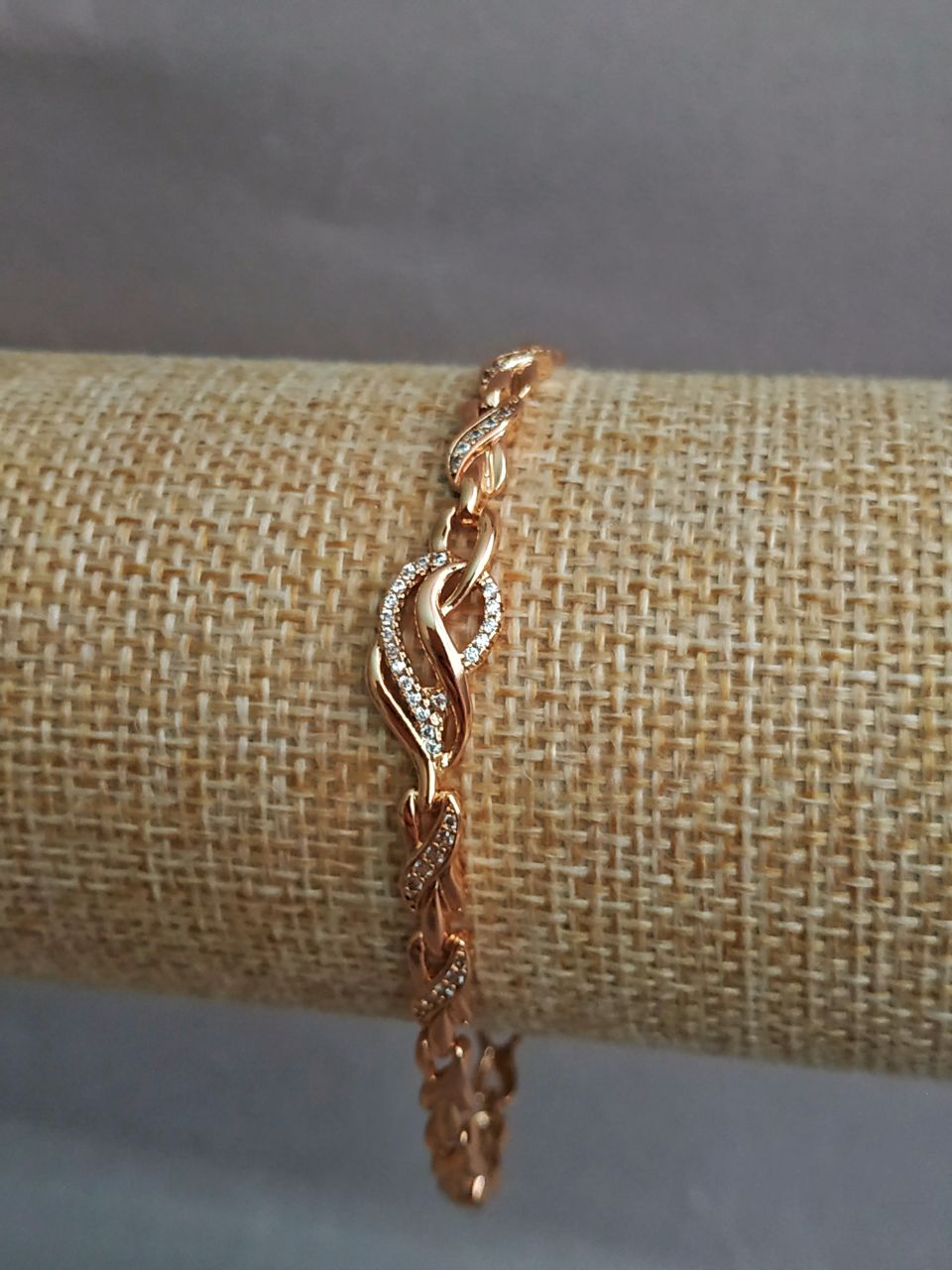 Náramek Xuping pozlacený 18K se bílými krystaly, délka 17–19 cm, tloušťka 4,6 mm +