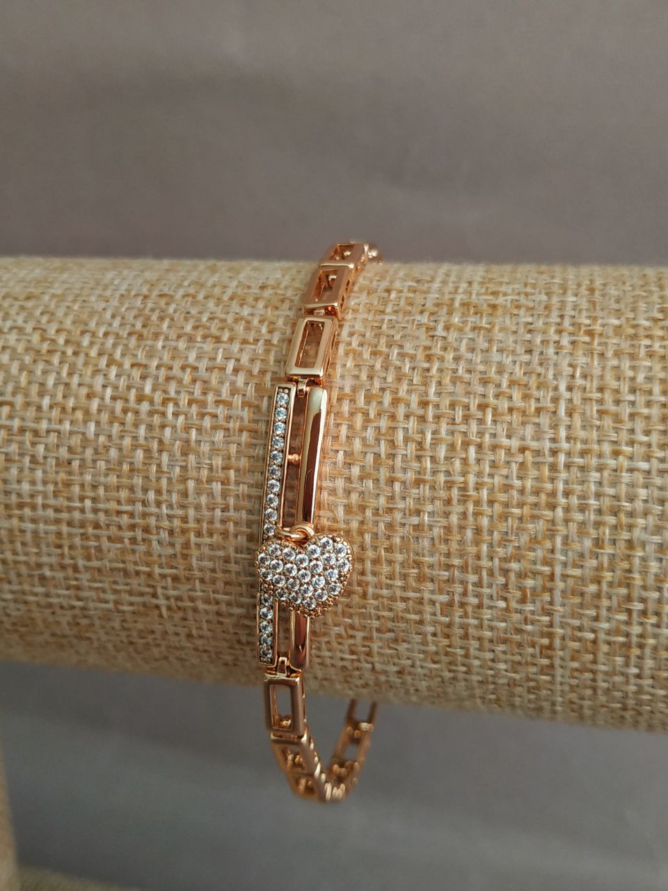 Náramek Xuping s 18K pozlacením a bílými krystaly, délka 17–19 cm, tloušťka 4 mm +