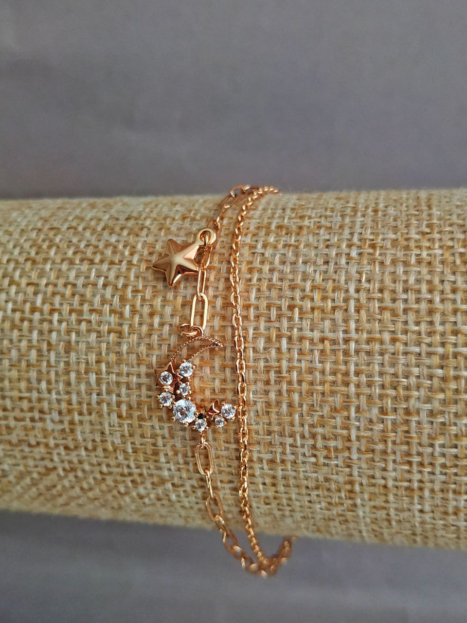 Náramek Xuping s pozlacením 18K a bílými štrasovými kamínky, délka 16–18 cm, tloušťka 3 mm +