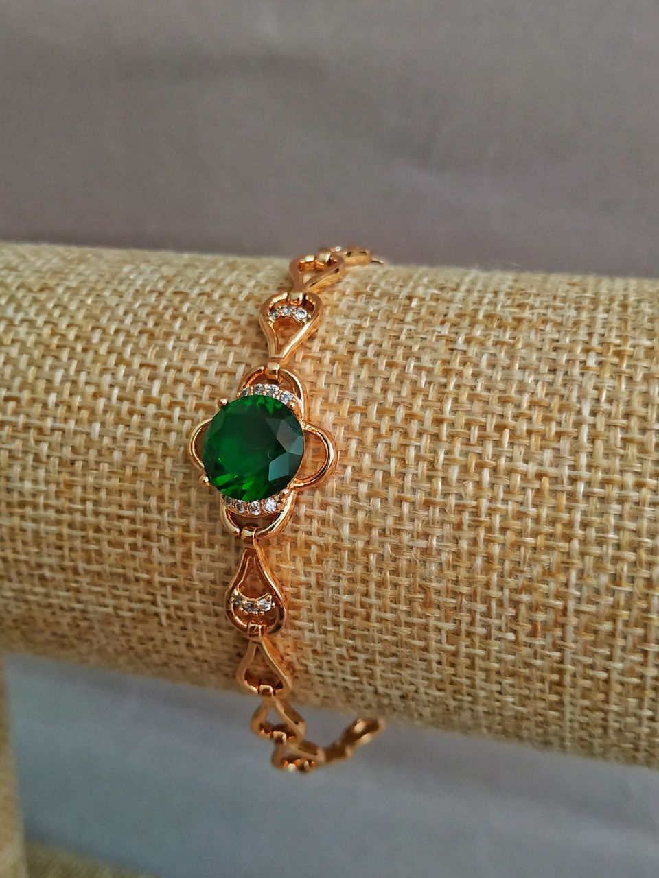 Náramek Xuping pozlacení 18K s bílými štrasami a zeleným krystalem, délka 16–17 cm, tloušťka 6 mm