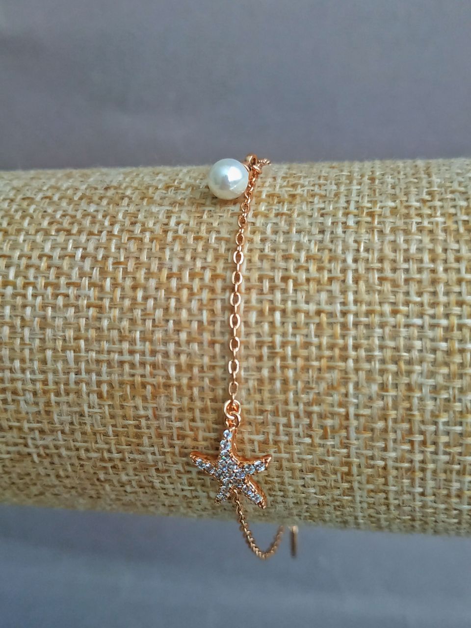 Náramek Xuping s 18K pozlacením a bílými krystaly a centrálním korálkem, délka 17–20 cm, tloušťka 1,2 mm +