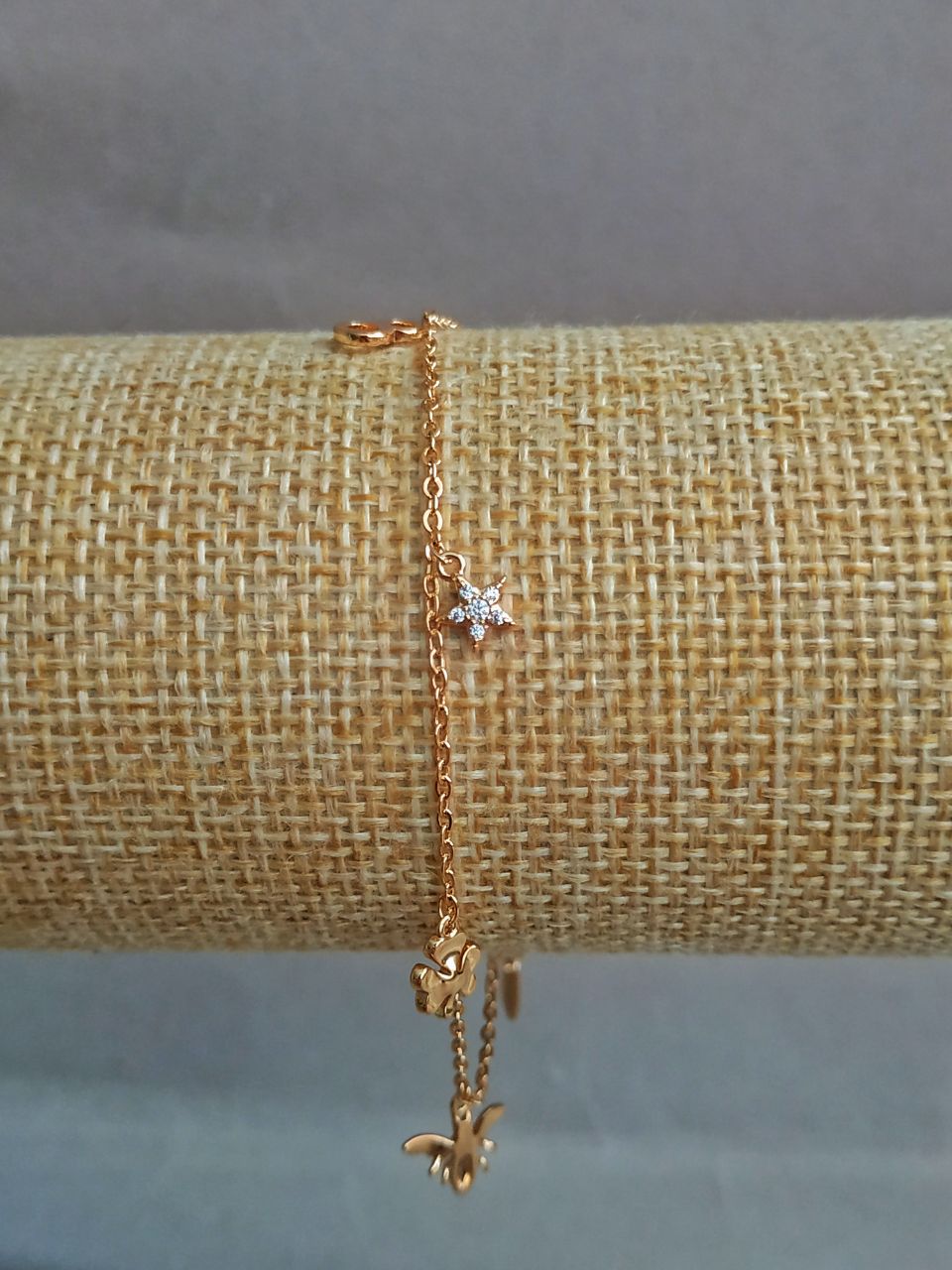 Náramek Xuping s pozlacením 18K a bílými štrasovými kamínky, délka 19–21 cm, tloušťka 1,2 mm +