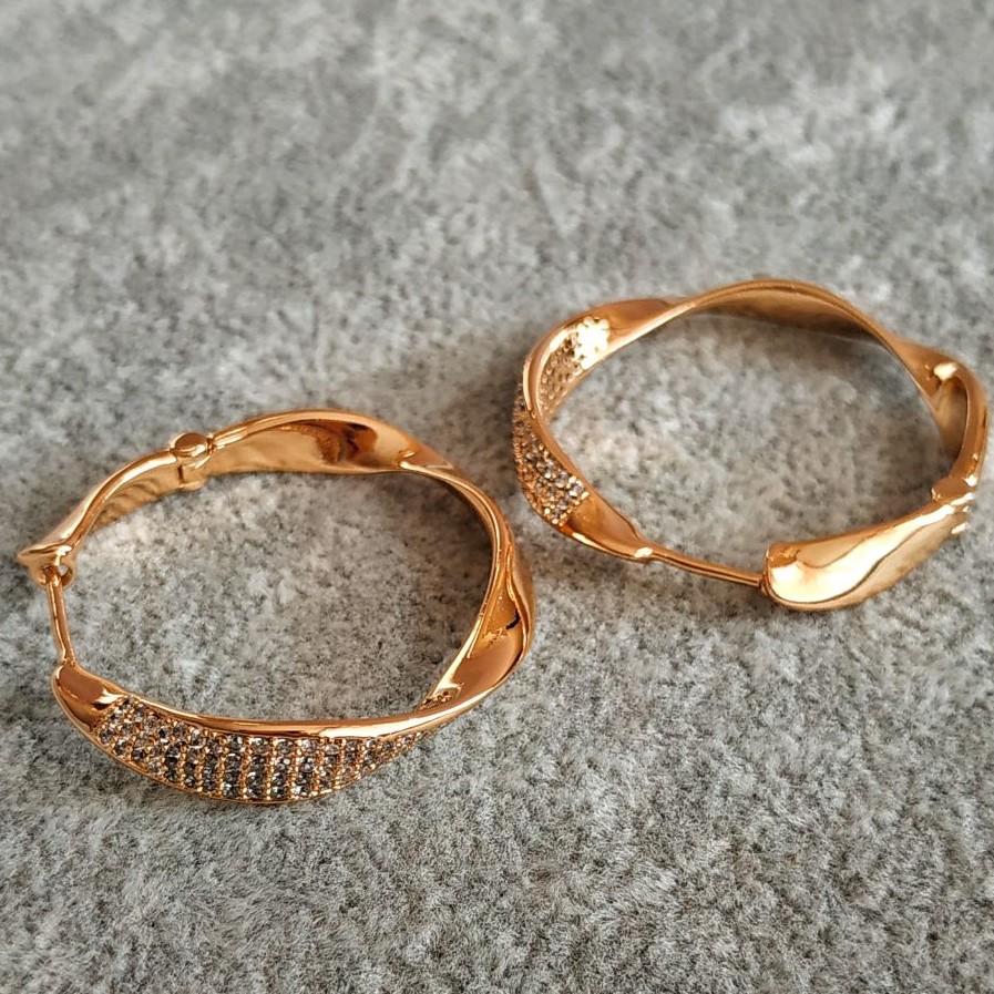 Náušnice kruhy Xuping s pozlacením 18K a bílými štrasovými kamínky