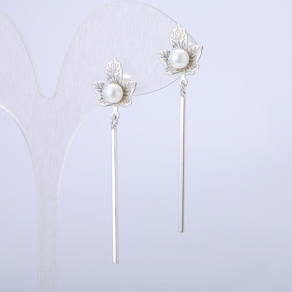 Náušnice Xuping, rhodiované s bílou korálkou, puzetové náušnice, rozměr 50 × 12 mm +