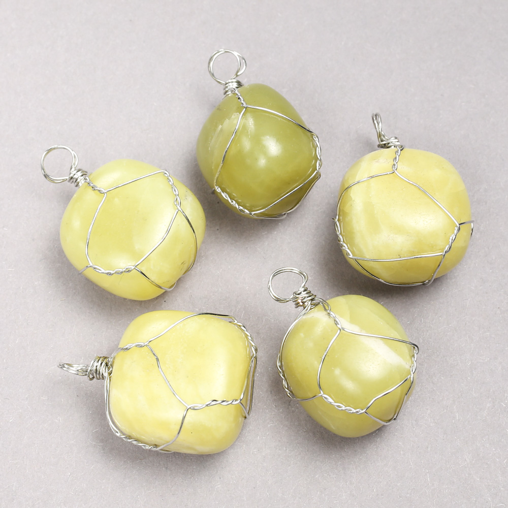 Přívěsek ve stříbrném opletení z přírodního kamene jadeit, rozměr 35×20 mm