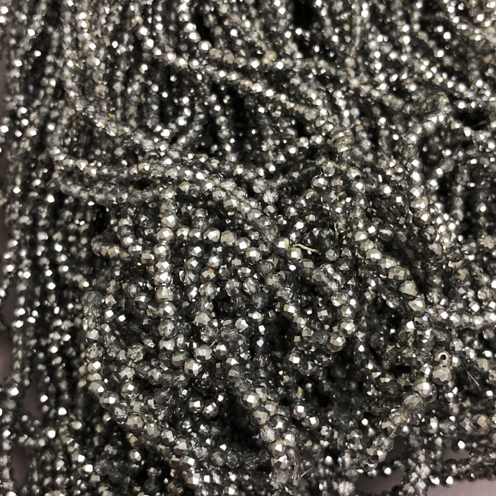 Korálky český křišťál na niti šedozřetelné s benzínovým odleskem, brusované rondelové korálky, průměr 3×2,5 mm, délka 36 cm + -