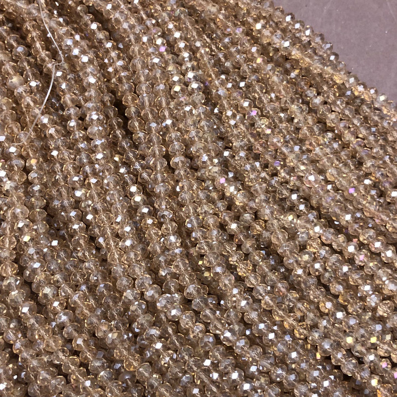 Korálky českého křišťálu na niti, šampaň průhledné s benzínovým odleskem, brusovaný rondel, průměr 3,5×3 mm, délka 36–38 cm