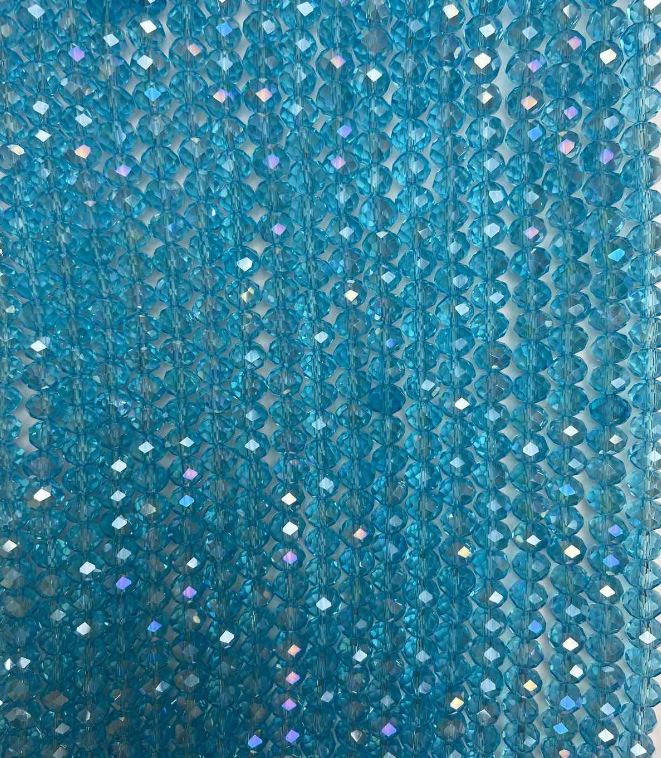 Korálky – Český křišťál na niti, světle modré průhledné s benzínovým nástřikem, facetované rondelové korálky, průměr 8×6 mm, délka 40 cm