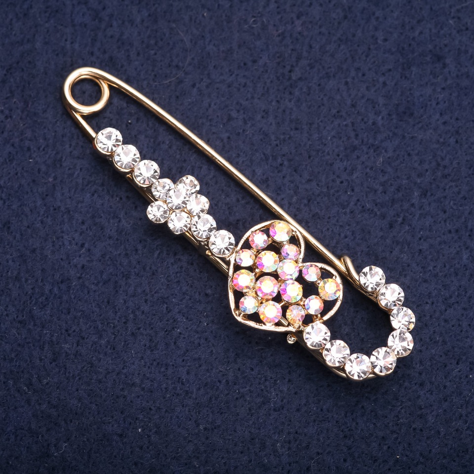 Brožka–špendlík Srdce s bílými štrasami s efektem chameleon 70×20 mm žlutý kov