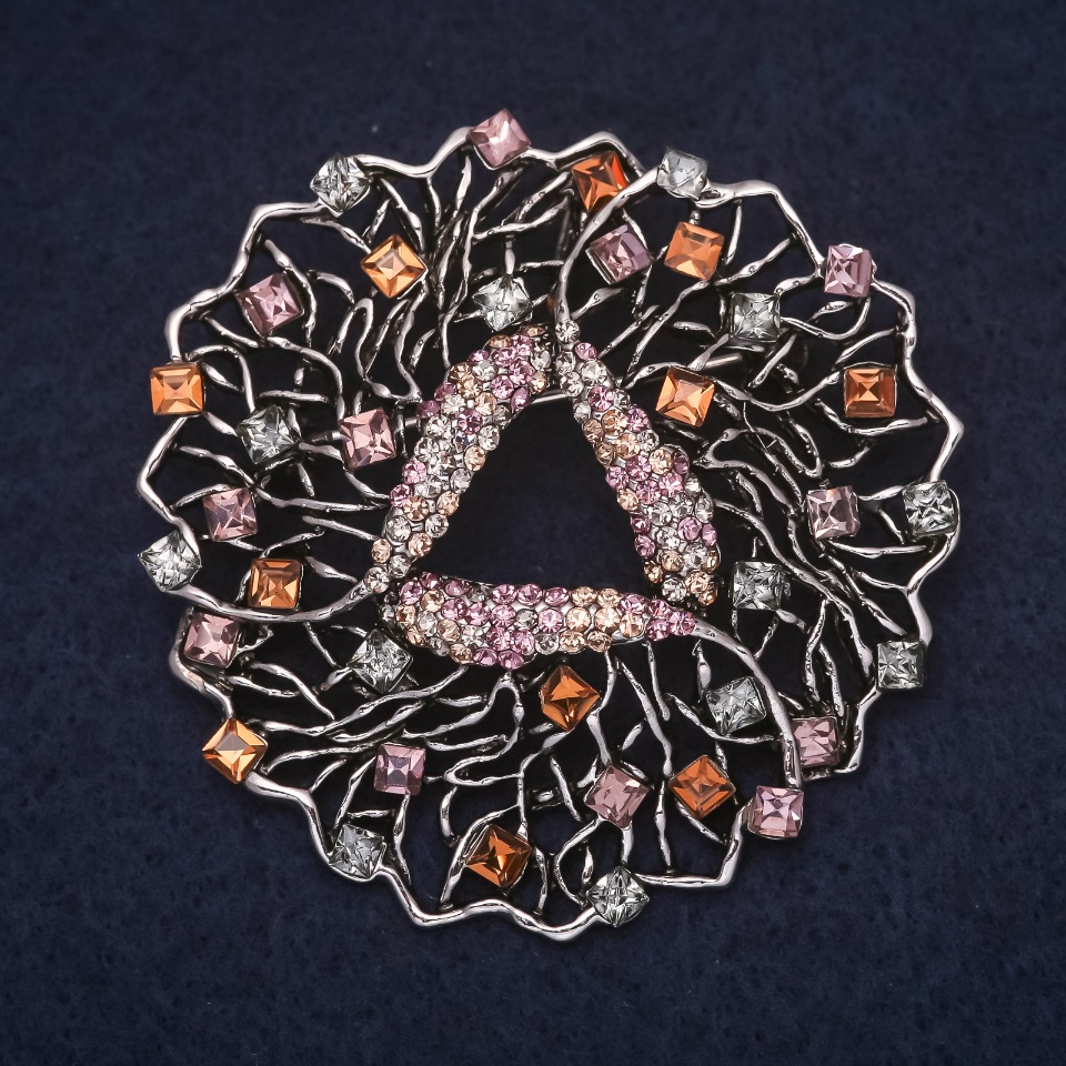 Brož Akcent 53 × 53 mm, štrasové kamínky: modré, žluté a fialové; modrý kov, stříbrný lesk